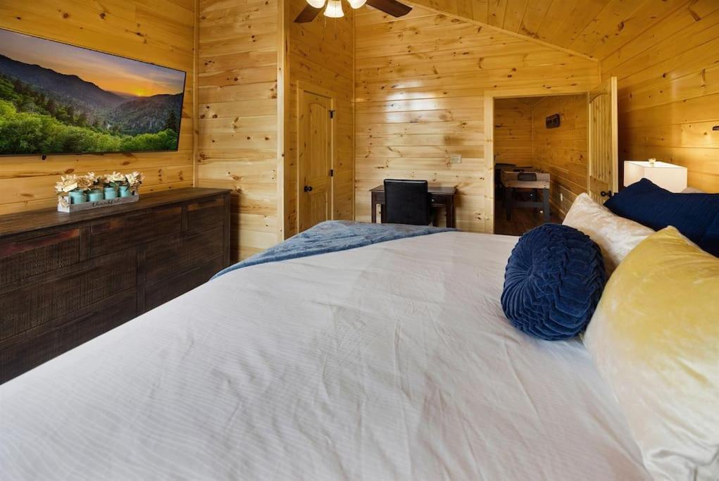 New! Indoor Pool/Ps 5/Hot Tub/Parkway Βίλα Pigeon Forge Εξωτερικό φωτογραφία