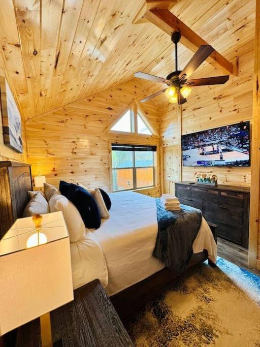New! Indoor Pool/Ps 5/Hot Tub/Parkway Βίλα Pigeon Forge Εξωτερικό φωτογραφία